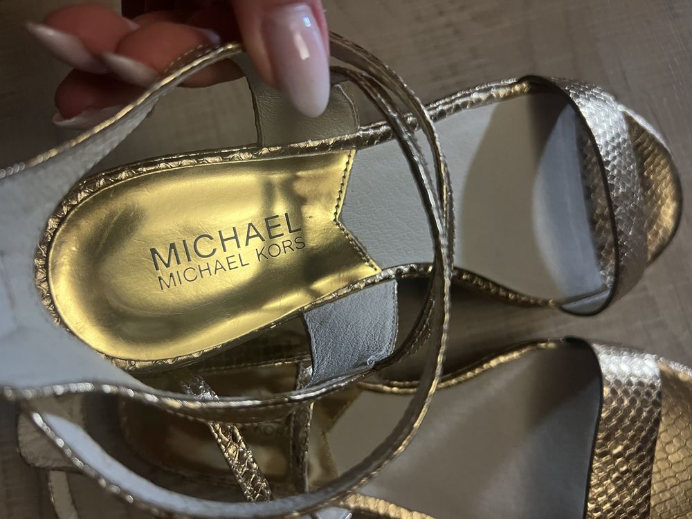 Златни сандали Michael Kors