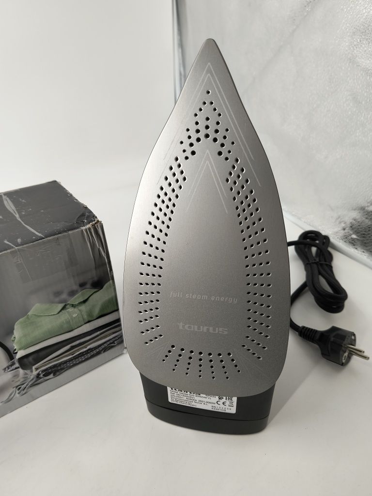 Чисто нова парна ютия TAURUS GEYSER 3000w