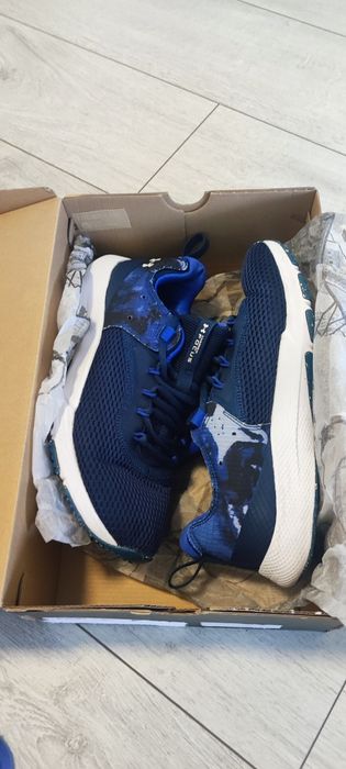 Vând adidași Under Armour