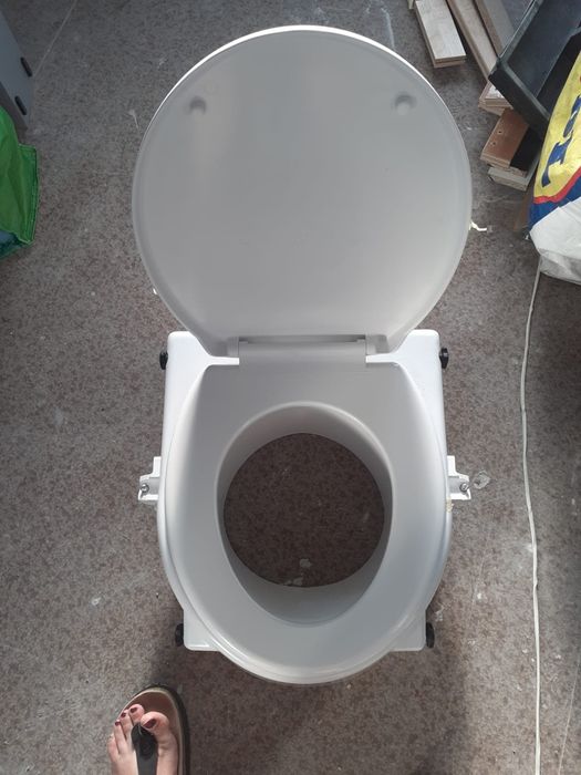 WC din fibra cu mânere de sprijin