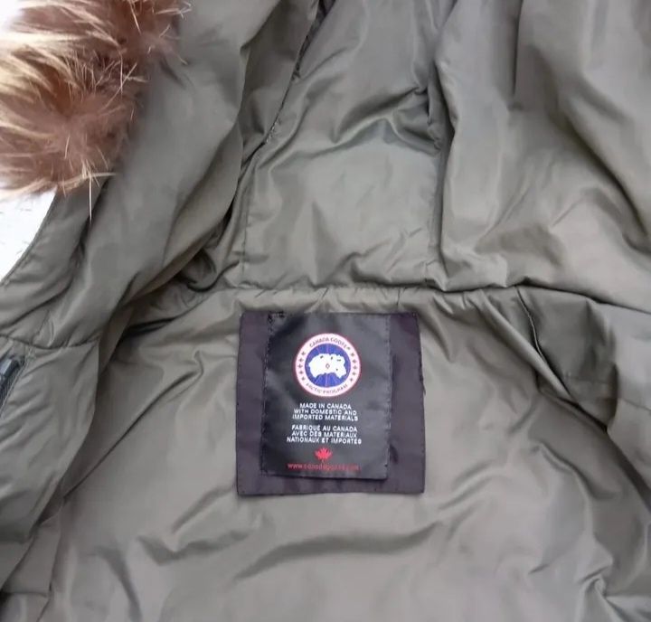 Vând geaca dama Canada Goose!