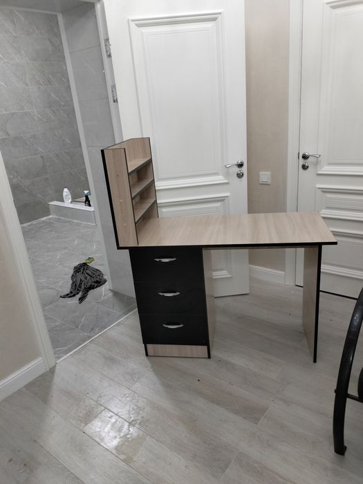 Манюкирный стол продам хороши состояние