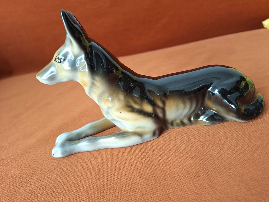 Bibelou vechi - Caine lup confectionat din portelan