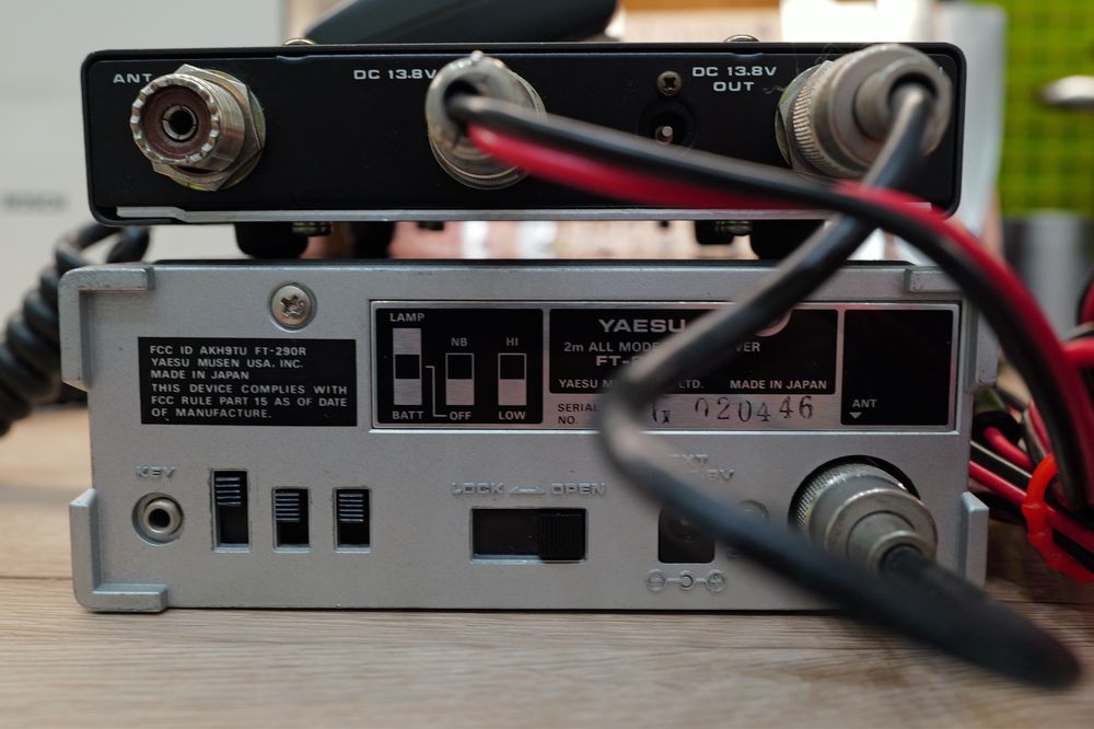 Statie transceiver Yaesu FT 290R cu amplificator FL 2001 radio amatori