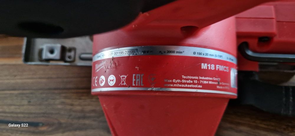 Milwaukee circular pentru metal pe acumulator