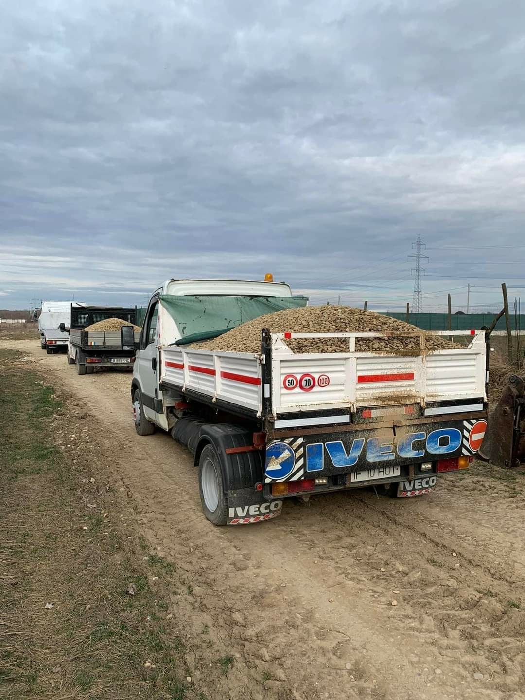 Servicii buldoexcavator transport nisip piatra sabareni si imprejurimi