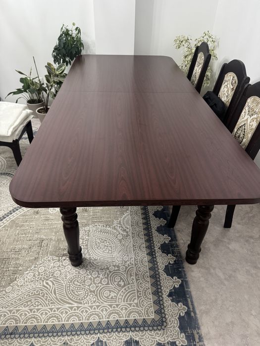 Стол для гостиной и зала, в очень хорошем состоянии