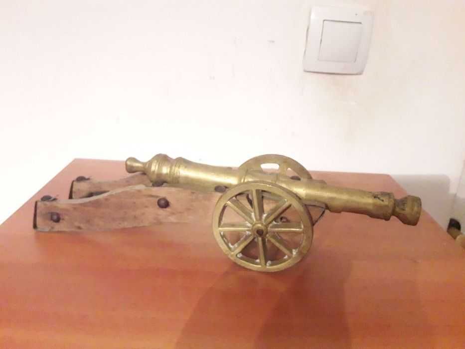 Tun din bronz si suport lemn