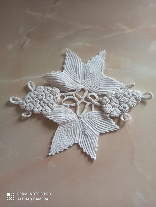 O piesa de macrame crosetata in forma de ciorchine strugure  i