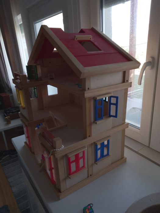 Vând căsuța din lemn pentru fetite