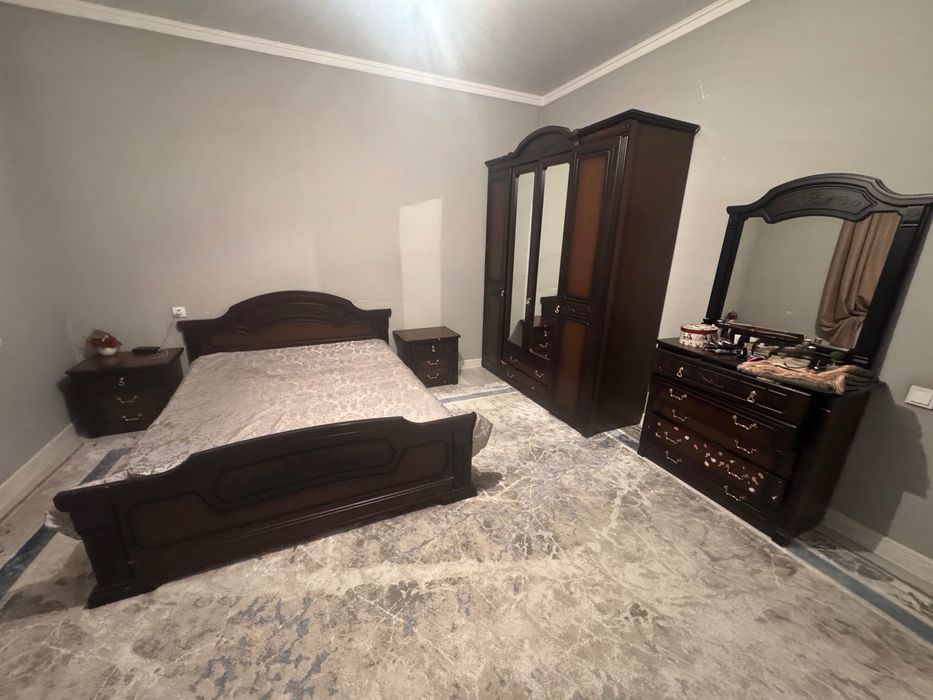 Продам мебель (кровать, шкаф, тумбы, камод)