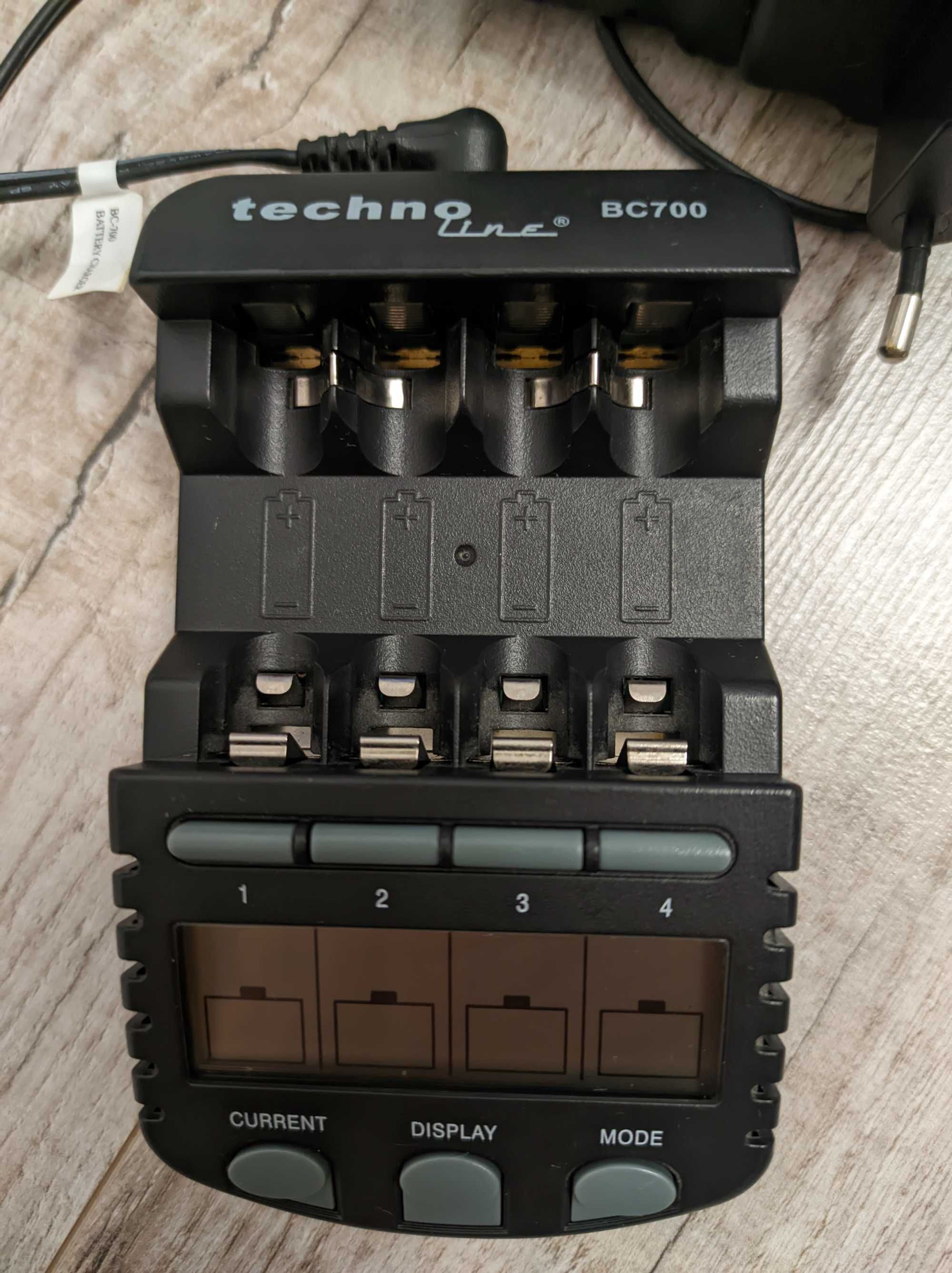 зарядное устройство TechnoLine BC-700 для АА и ААА