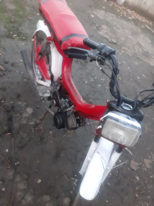Vând moped merge foarte bine