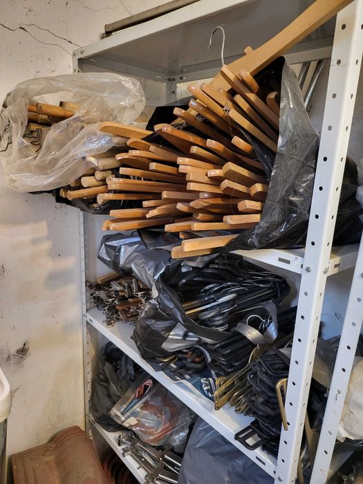 Магазинно оборудване и много видове закачалки