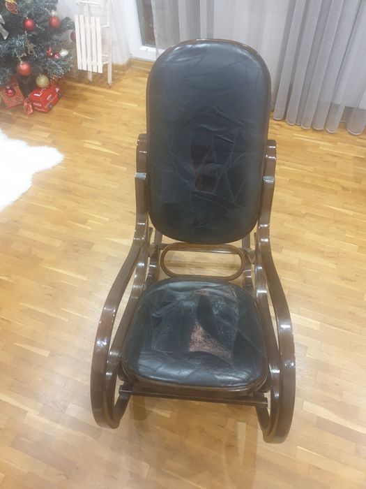 Дървен люлеещ се стол