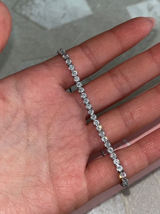 Нежна гривна с камъни