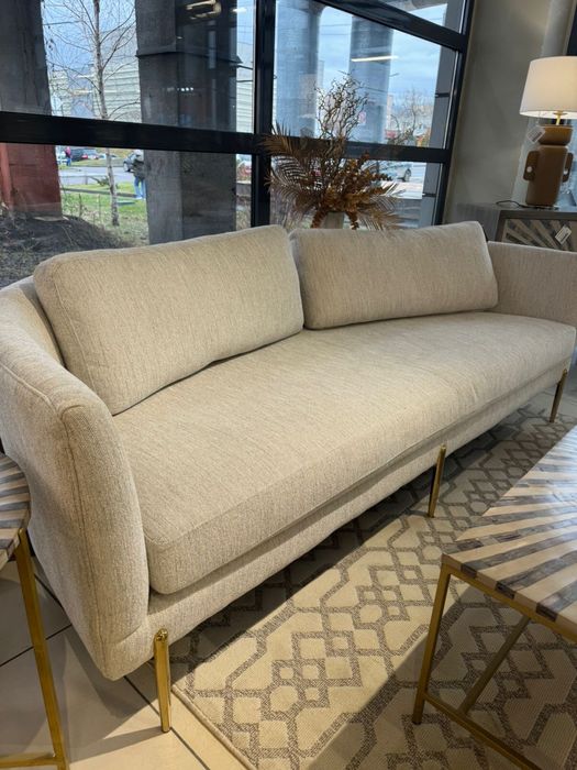 Стильный современный диван в идеальном состоянии