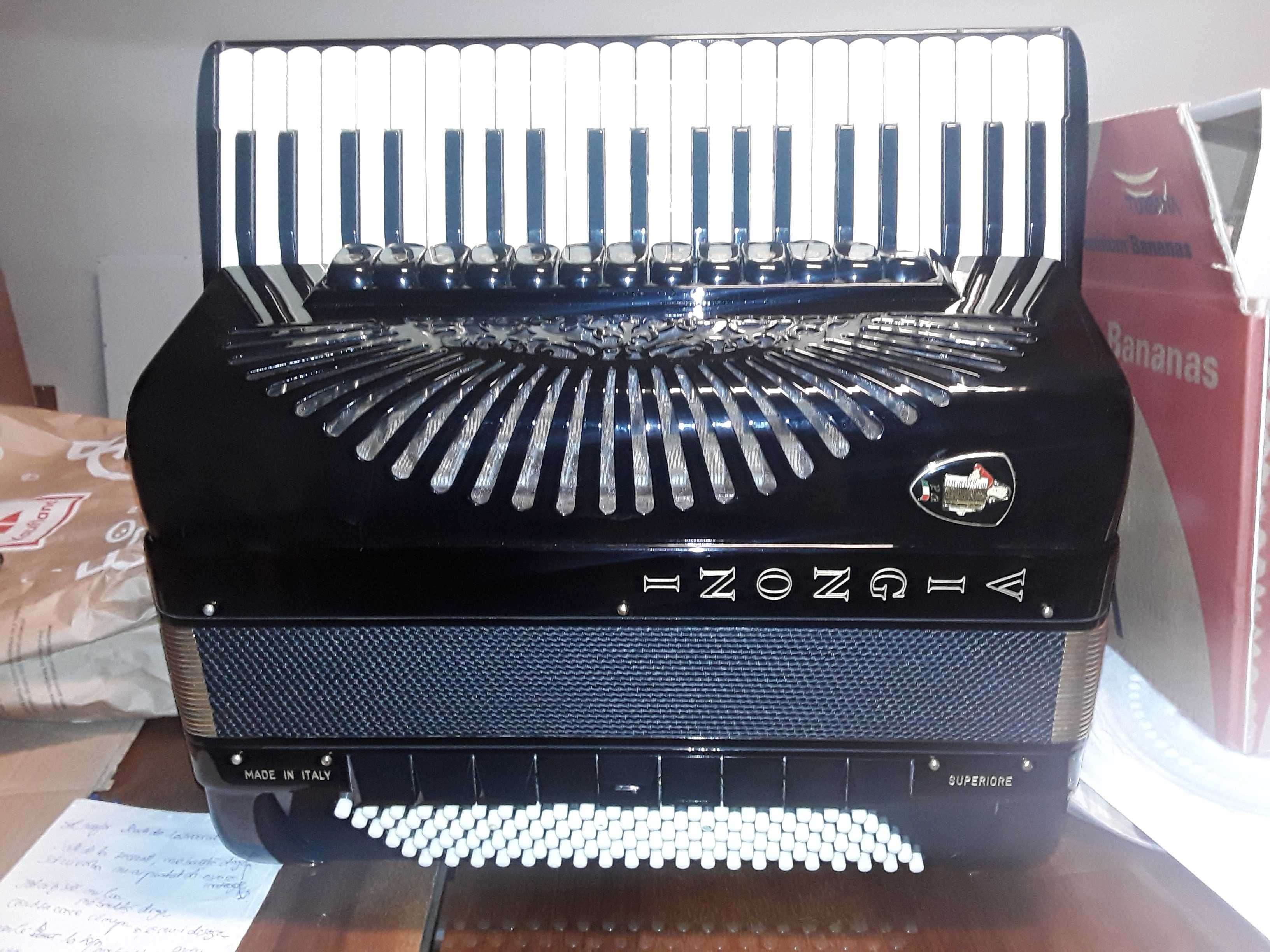 Vand sau schimb acordeon bugari armando, cabina 2+2, ca și gola!