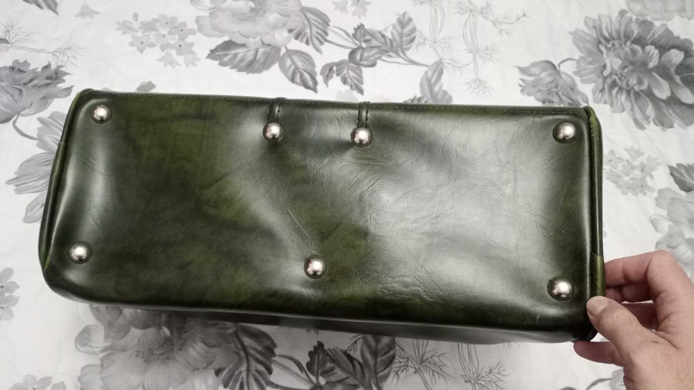 Зелена кожена чанта , отлична!