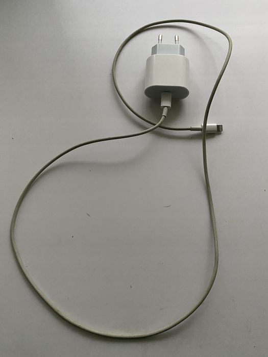 Продам зарядное устройство на айфон оригинал, состояние идеальное.
