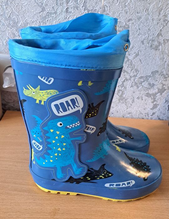 Продам резиновые сапоги на 5/6лет.