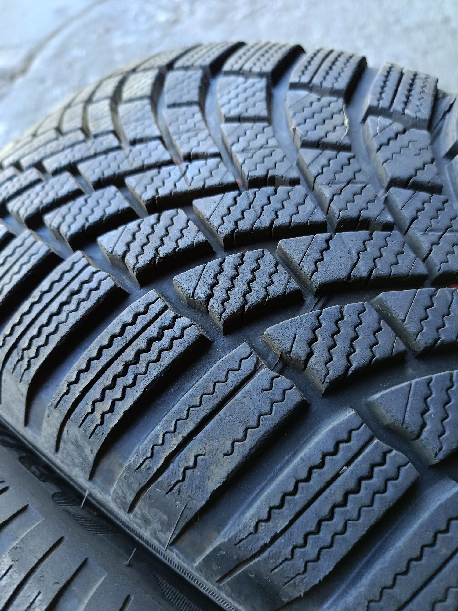 Зимни гуми -2022г.-16цола-215/55-1бр.-110лв."BRIDGESTONE"