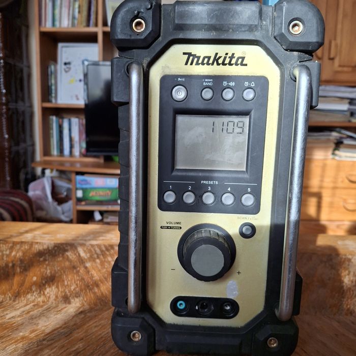 Radio Makita cu adaptor la 220v