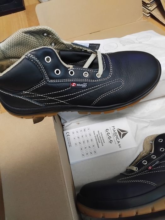 Продавам зимни работни обувки 43