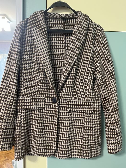 Дълго сако.Цвят кафяво и бежово.