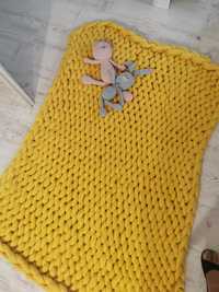 Ръчно плетено одеяло от мериносова вълна в жълт цвят