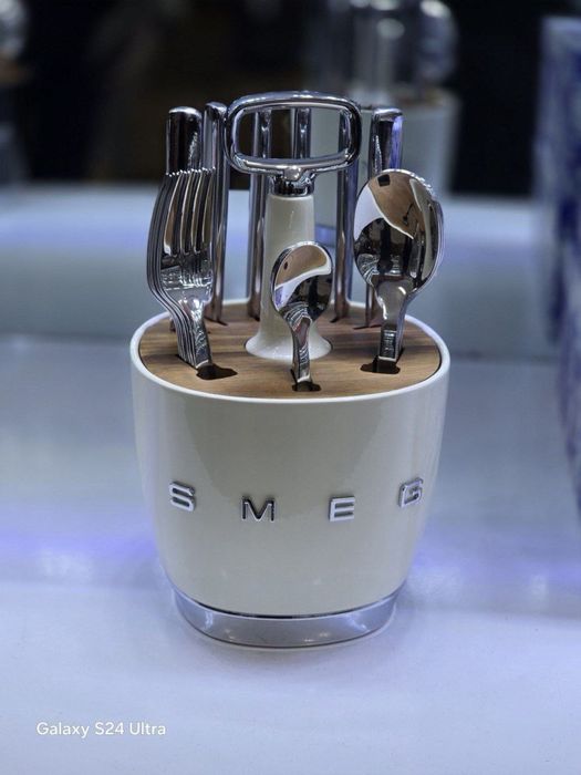 столовых приборов Smeg Style в держателе