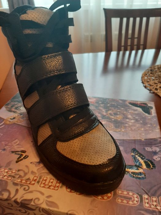 Кроссовки женские