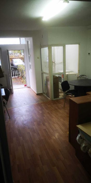 Inchiriez spatiu cu intrare exterioara .