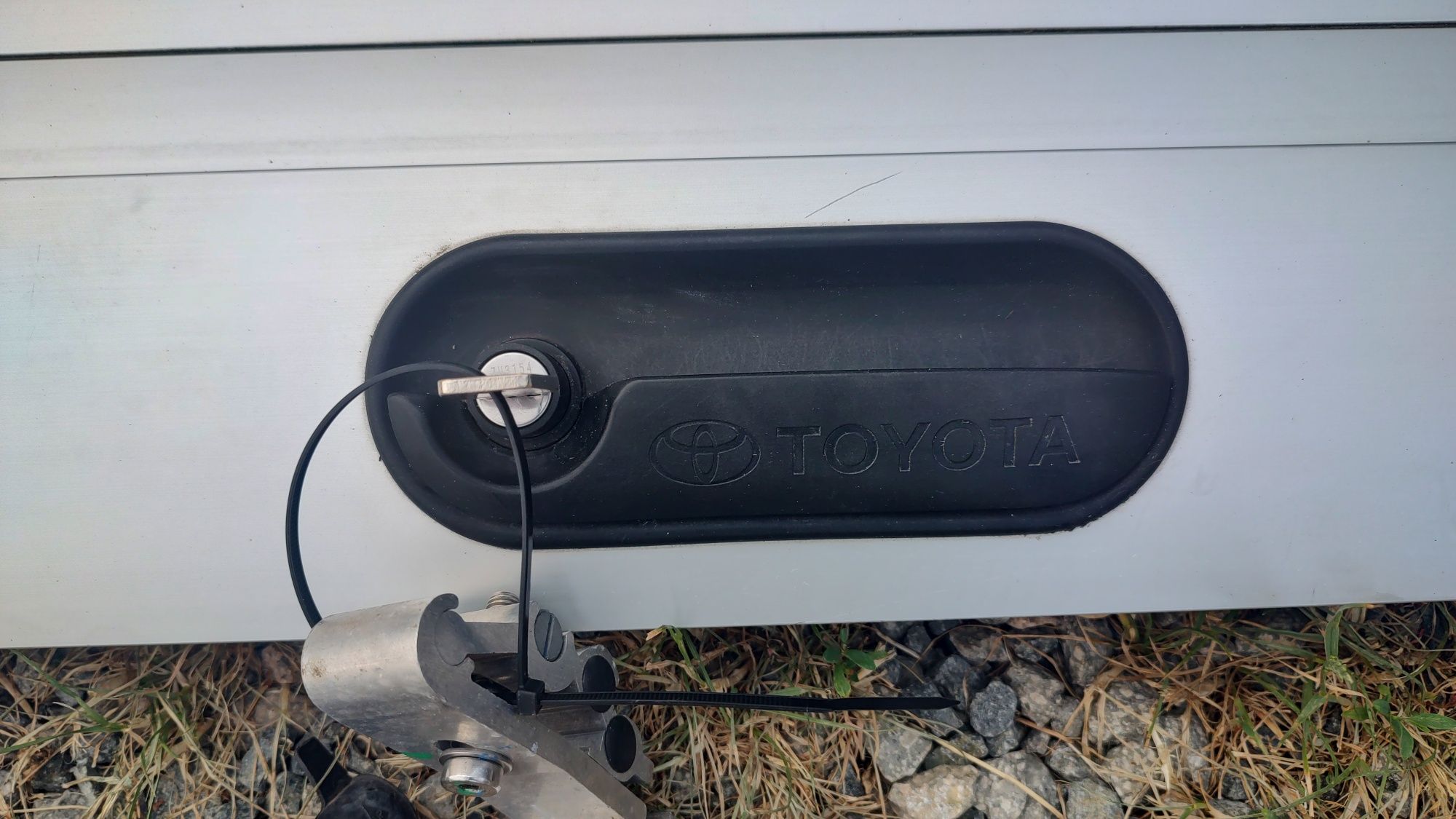 Vând rulou cu rollbar original Toyota Hilux