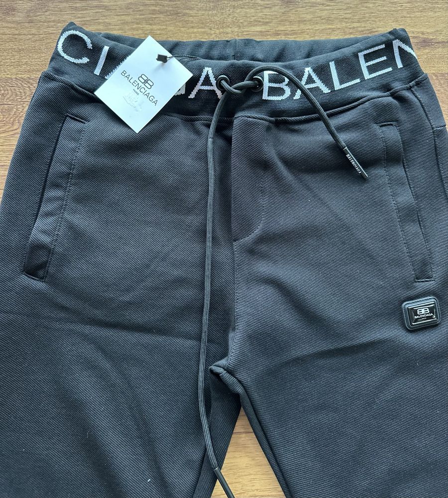 Мъжки,памучни,черни,къси панталонки Balenciaga с бродирано,метално лог