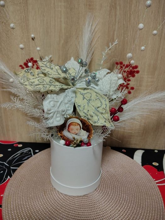 Aranjament Crăciun Premium – Iisus Prunc, decor alb-roșu, cadou deoseb
