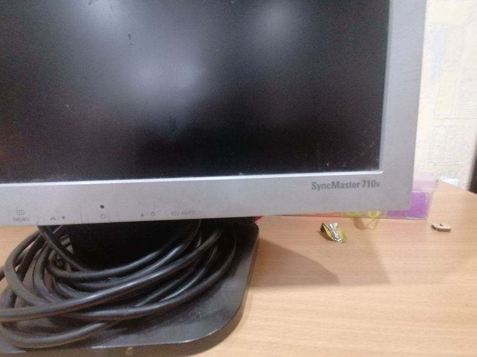 Продам манитор диагональ 43см.