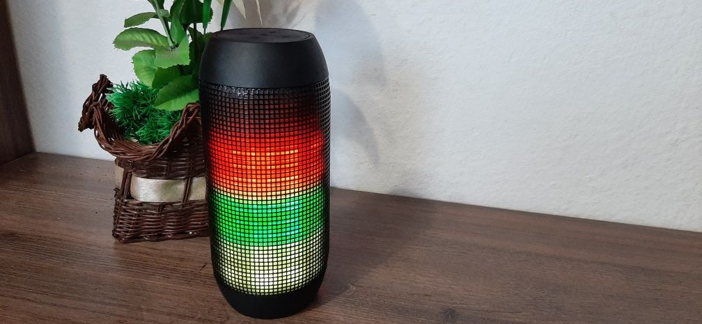 Bluetooth проратвна тонколона RGB LED осветителние Biltema 84-1258