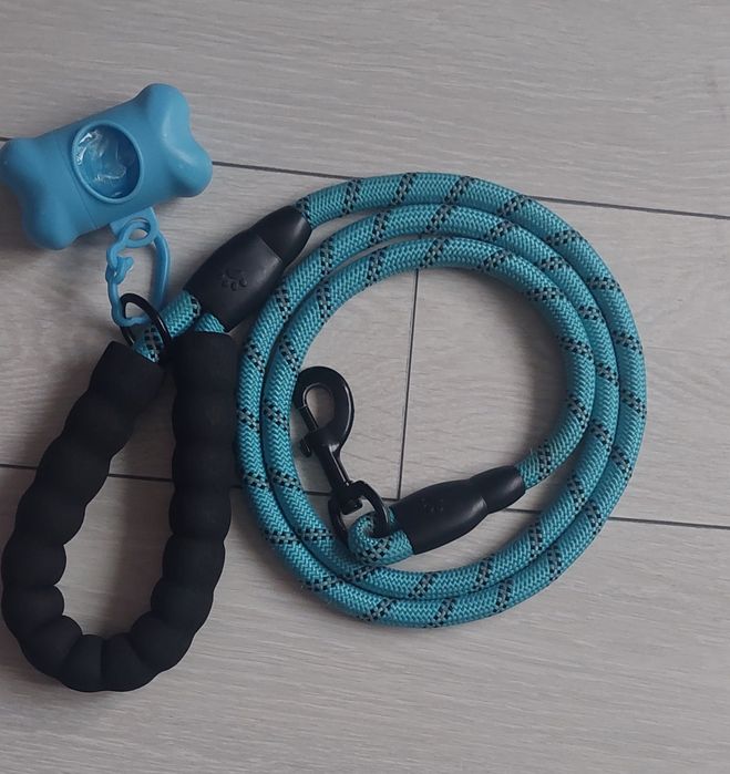 Lesă cu mâner din spumă și accesoriu pentru pungi