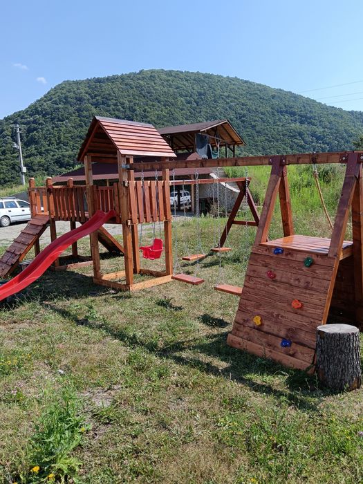 Mese, bănci, spatii de joacă