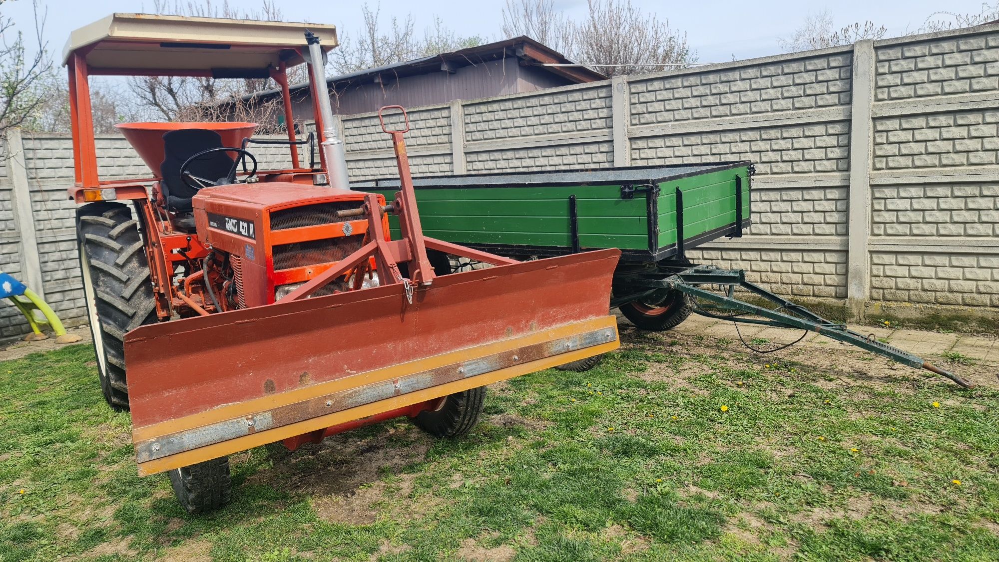 Vând Tractor Renault 421 M + distribuitor ingrasaminte,remorca și lamă