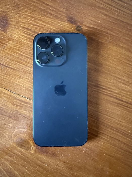 Iphone 14 PRO in stare bun.