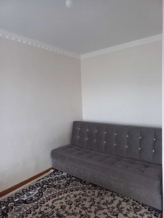 Чирчиқ ш 8-кичик нохия  1-хонали уй 16 мактаб олдида