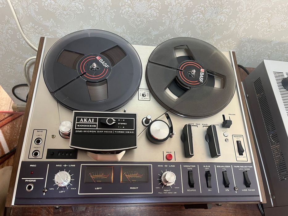 Vintige magnetofon akai 4000 DS