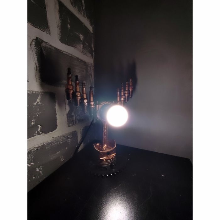 Настолна лампа за автомобилни маняци