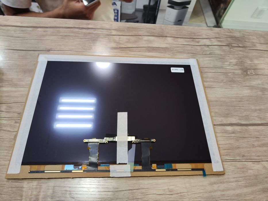 MacBook ekranlari barcha turdagi buyurtma asosida olib kelib beramiz