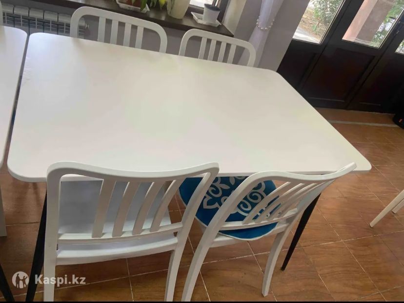 Белый стол с белыми стульями. Цена за комплект.