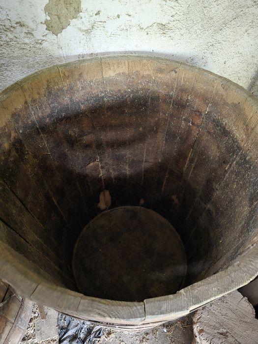 Cadă în care a fost depozitat cucuruz