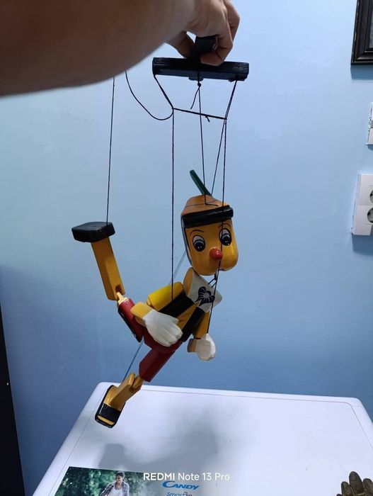 Дървен Пинокио на конци