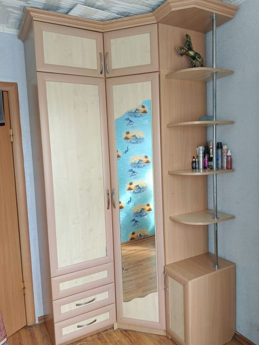 Угловой шкаф с зеркалом и открытыми полками